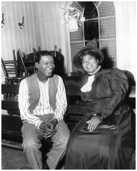 Nat “King” Cole e Mahalia Jackson sul set del film “St. Louis Blues”, Hollywood, California, 28 ottobre 1957 (AP Photo)
