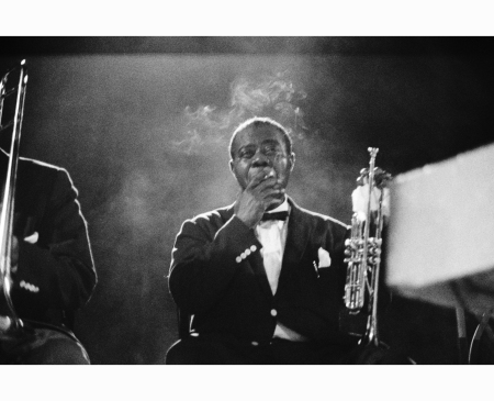 louis-armstrong-onstage